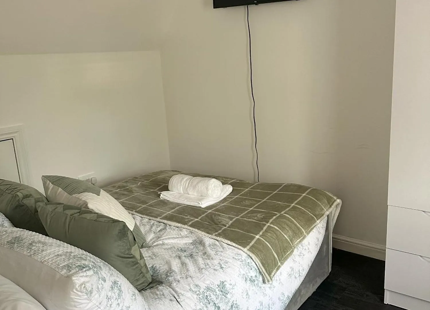 Lavish 3 Story House With Full Of Comfort Dagenham