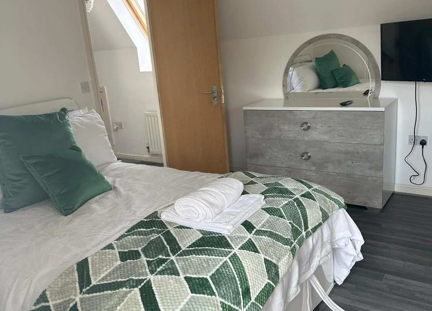 Lavish 3 Story House With Full Of Comfort Dagenham 0*,  United Kingdom