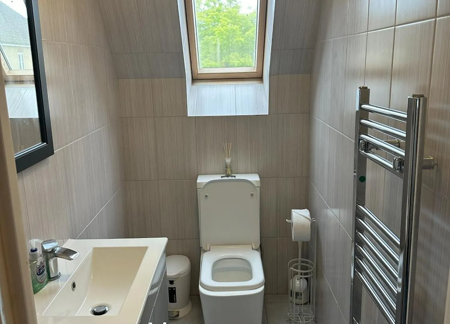 Lavish 3 Story House With Full Of Comfort Dagenham Guest house